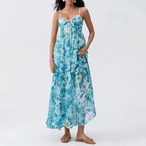 Vue complète d'une robe longue à fleurs bleues et blanches sur un mannequin