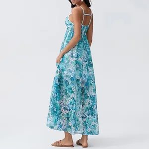 Vue latérale d'une robe longue à imprimé floral bleu avec de fines bretelles spaghetti
