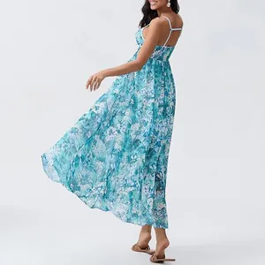 Élégante robe longue bleue à fleurs avec bretelles spaghetti et ourlet fluide détaillé.