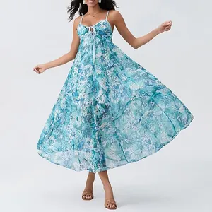 Robe longue d'été à fleurs bleu sarcelle avec de fines bretelles et un nœud devant.