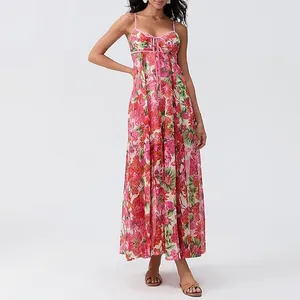 Vue complète de la robe longue à fleurs roses avec bretelles sur un mannequin.