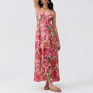 Vue détaillée d'une robe longue à imprimé floral rose vif avec de fines bretelles