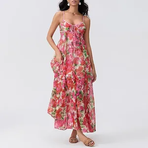 Robe longue élégante à imprimé fleuri avec fines bretelles et détail noué devant