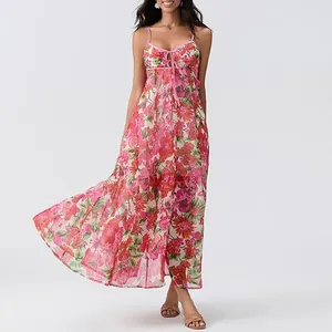 Détail d'une robe longue à fleurs pour femmes avec nœud sur le devant