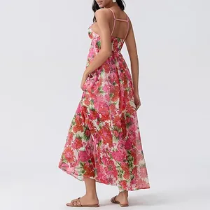 Vue arrière d'une robe longue à imprimé floral rouge avec de fines bretelles