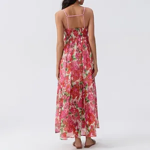 Vue arrière d'une robe longue à fleurs roses avec détails élastiques froncés chic