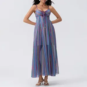 Vue en pied d'une robe maxi à fines bretelles et rayures verticales multicolores