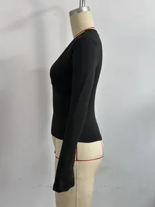 Vista lateral de una camiseta negra de manga larga con cuello en V profundo y ajustada