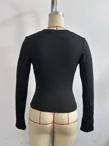 Vista trasera detallada de un top negro de manga larga ajustado en un maniquí