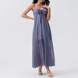 Vue détaillée d'une robe longue rayée multicolore avec de fines bretelles spaghetti.