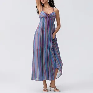 Gros plan sur une robe longue à rayures multicolores avec fines bretelles et lien noué