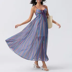Robe longue élégante à rayures colorées et fines bretelles portée par un mannequin