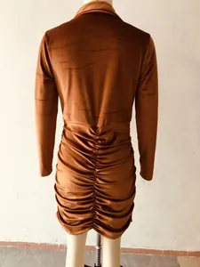 Achteraanzicht van een bronzen fluwelen nauwsluitende jurk met elegante rimpeldetails