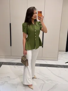 Blazer a maniche corte verde oliva con peplo Top elegante camicia estiva a bottoni