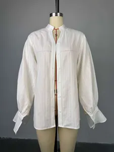 Detalle de blusa blanca con mangas de linterna y cuello mao