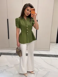 Elegante top a peplo verde oliva con maniche a sbuffo, bottoni dorati e uno scollo a V raffinato