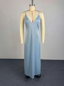 Vue détaillée d'une robe nuisette en satin bleu clair avec col en V en dentelle blanche