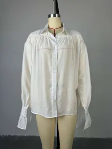 Vue frontale détaillée d'une chemise blanche ample à manches lanternes sur un mannequin