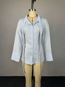 Vista detallada de camisa ajustada de rayas verticales azules y blancas con corbata