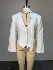 Gros plan d'un blazer blanc moderne à col en V avec un foulard décoratif assorti