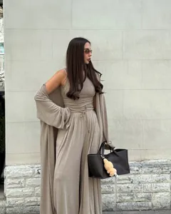 Elegante set loungewear 3 pezzi color avena con cardigan lungo e pantaloni larghi.