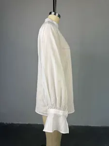 Vista lateral de camisa blanca con mangas de linterna, cuello alto y rayas finas.