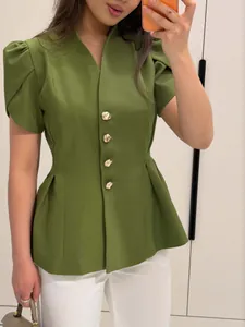 Vista dettagliata di un elegante top peplo verde oliva con bottoni dorati di design