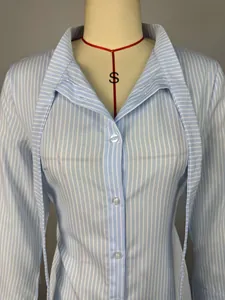 Primer plano de una camisa de rayas azules y blancas entallada con un detalle de corbata