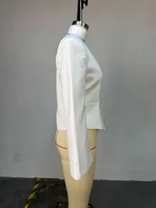 Vue latérale d'un blazer blanc à col en V avec manches longues et détail de foulard