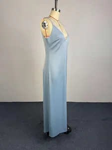 Vue latérale d'une robe nuisette en satin bleu clair avec dentelle blanche au décolleté