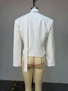 Vue arrière d'un blazer blanc avec écharpe assortie, doté d'une coupe moderne et élégante.