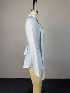 Vista lateral de una camisa de manga larga a rayas azul claro con puños acampanados de moda