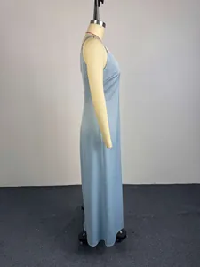 Vue latérale d'une robe longue élégante en satin bleu avec détail de dentelle blanche