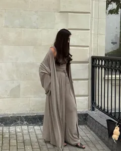 Vista lifestyle di un set casual da donna in 3 pezzi con cardigan lungo e pantaloni larghi