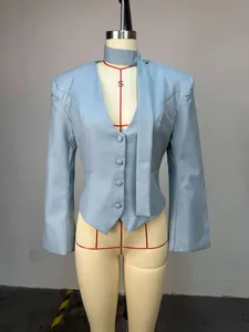 Élégant blazer bleu clair à col en V avec écharpe assortie présenté sur un mannequin.