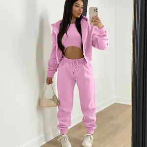 Conjunto de chándal rosa de tres piezas con sudadera con capucha, top corto y pantalón.