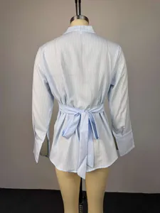 Vista trasera de camisa de rayas azul claro con lazo en la cintura en maniquí