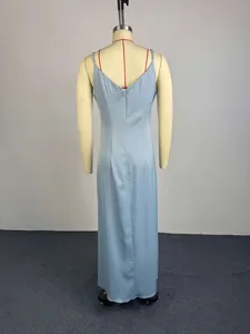 Vue arrière détaillée d'une robe nuisette en satin bleu clair avec décolleté en V au dos