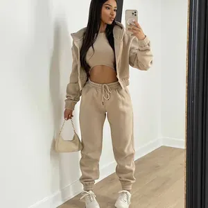Chándal de forro polar beige de tres piezas para mujer con top corto, sudadera y joggers.