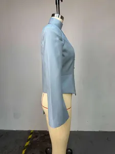 Détail de profil d'un blazer bleu clair à manches longues sur un mannequin de couture