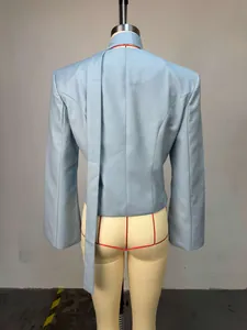 Vue arrière du blazer bleu clair avec détail d'écharpe élégant pour femme