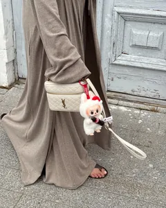 Dettaglio del set tre pezzi con cardigan lungo e pantaloni a gamba larga