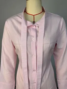 Primer plano de una camisa de manga larga a rayas rosas y blancas con lazo