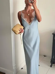 Détail d'une robe nuisette en satin bleu clair avec élégant col en V en dentelle blanche