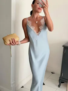 Élégante robe nuisette bleu clair avec bordure en dentelle et col en V pour les femmes