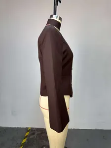 Vue latérale d'un blazer marron foncé avec col en V et détail écharpe pour femme