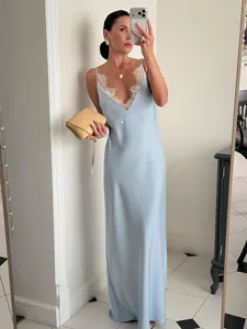 Robe nuisette élégante en satin bleu clair avec dentelle blanche délicate au décolleté