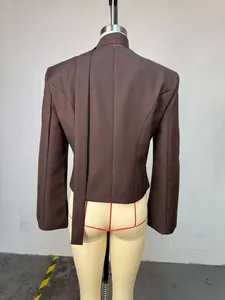 Vue détaillée du dos d'un blazer marron avec un élément d'écharpe décoratif