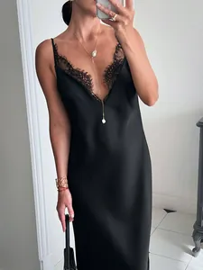 Robe nuisette élégante à col en V avec dentelle noire et tissu satiné soyeux.