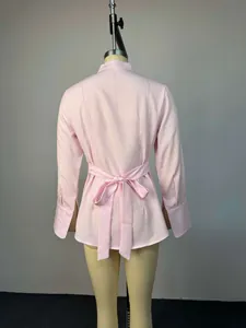 Vista trasera detallada de una camisa de rayas rosas entallada con lazo en la cintura